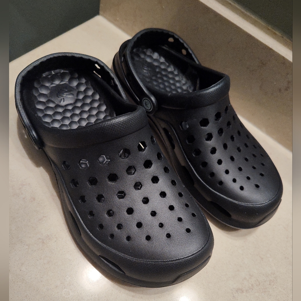 NWOT Joybee Women's Classic Black Clogs